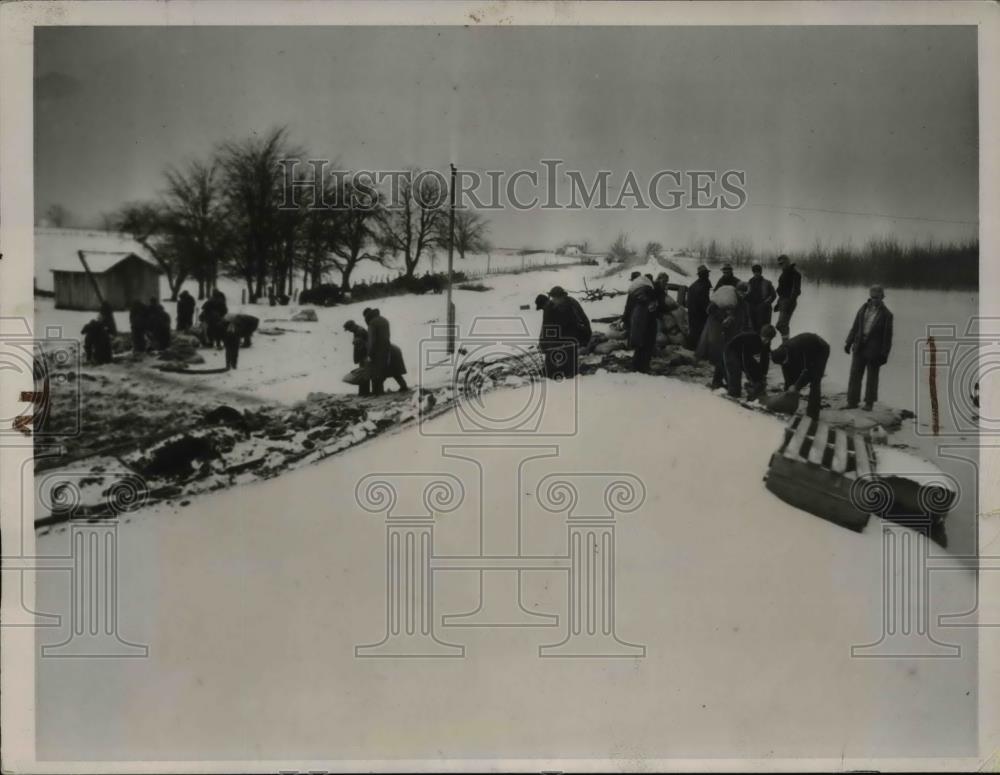 1937 Press Photo Holding the levee as last refugees flee Mississippi - Historic Images