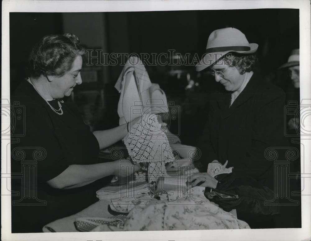 1942 Press Photo Mrs. Raymond Deutsch, of Weybridge road. - Historic Images