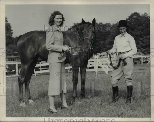 1948 Press Photo Burtonsville Md Mrs Agnes Lanigan & Dorothy Craig at show - Historic Images