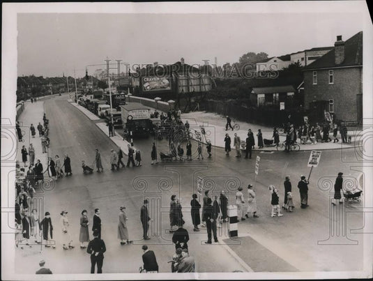 1938 Press Photo London England Western Ave demonstrators at bridge opening - Historic Images