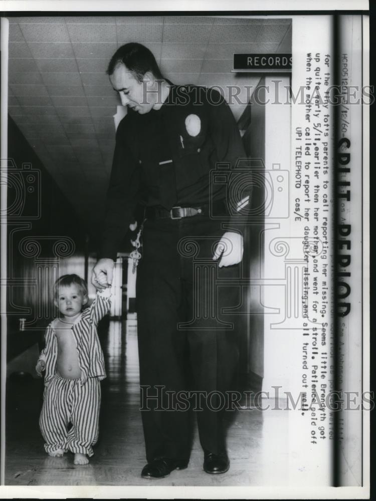 1960 Press Photo Sam Johnson Los Angeles Policeman WIth Brendyth Missing Tot - Historic Images