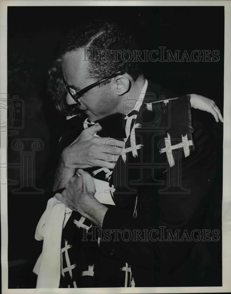 1962 Press Photo Stan embraces Audrey after her part in Madame Butterfly. - Historic Images