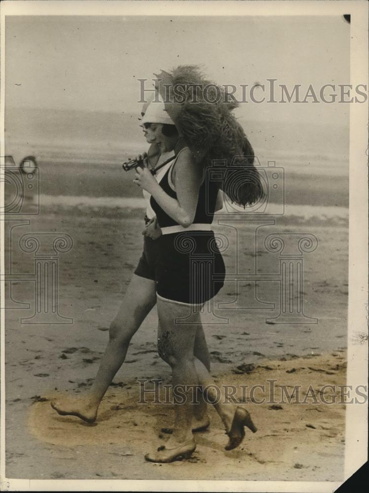 Press Photo The unusual parasol made up of ostrich feathers in Paris fashion - Historic Images