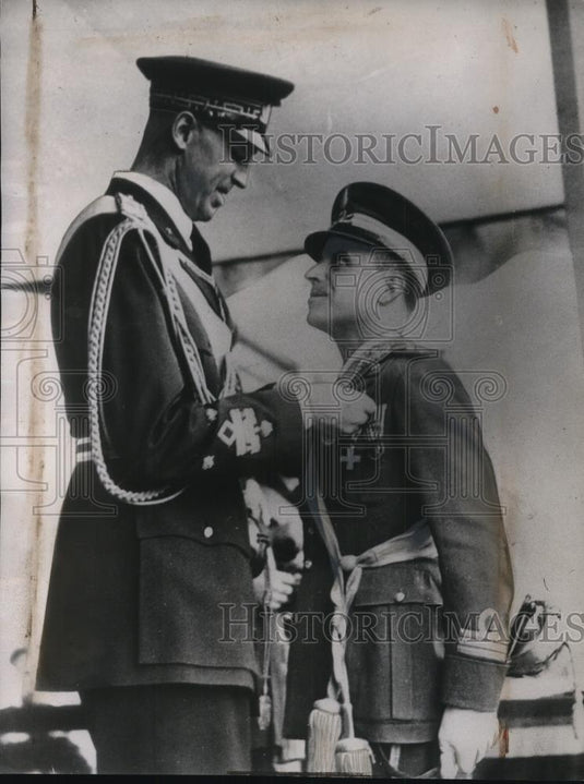 1939 Press Photo The Duke of Aosta smiling as he decorates one of Italian Airmen - Historic Images