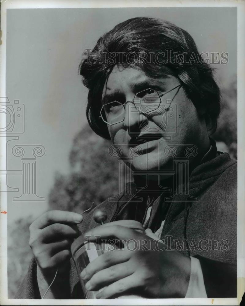 1970 Press Photo Alex Henteloff holding a wire and a jar - Historic Images