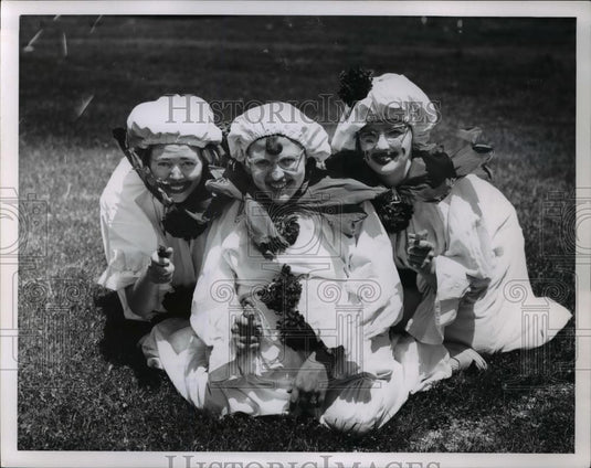 1957 Press Photo Lucille Wolf, Patricia fencl, Kathleen Ross as clowns - Historic Images