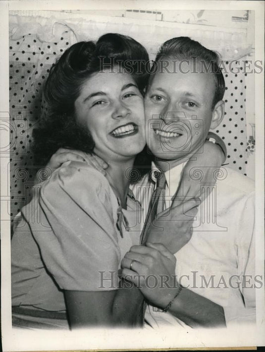 1946 Press Photo Sparta Wis Siv Kindblad 17 yr old Swedish immigrant hugs fiance - Historic Images