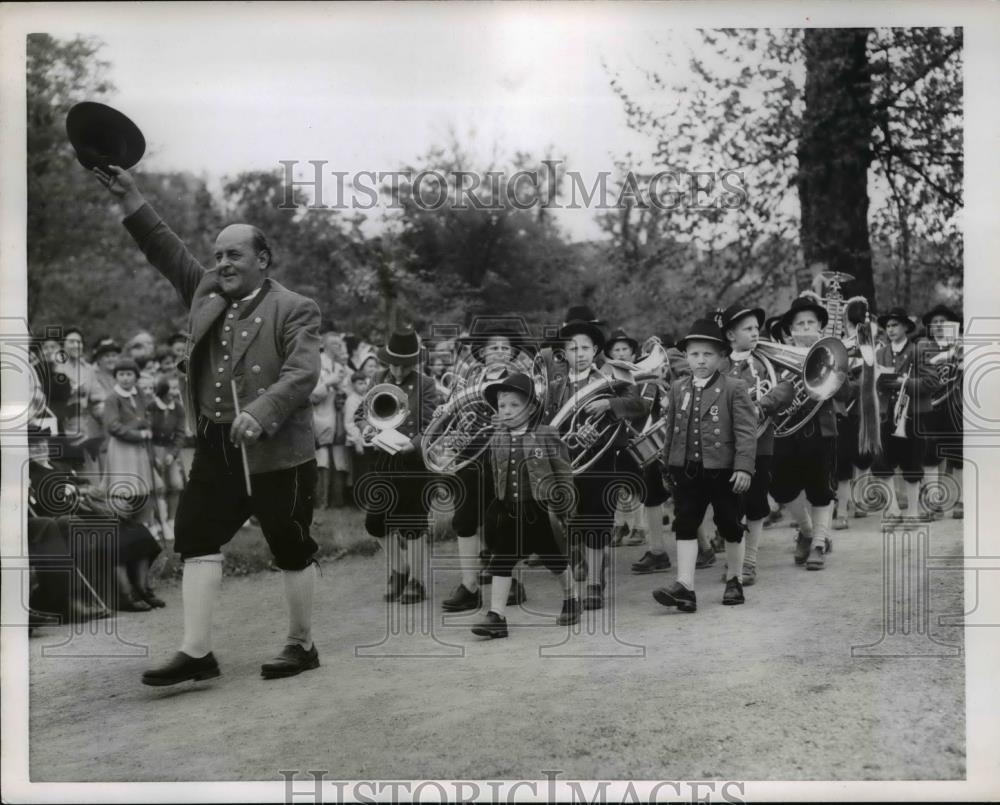 1954 Press Photo Tiny tootlers parade in the Annual German Costume Festival. - Historic Images