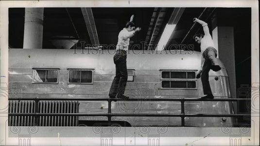 1968 Press Photo Alan Zerbini and Gerard Zerbini Limbering for High Wire Act - Historic Images
