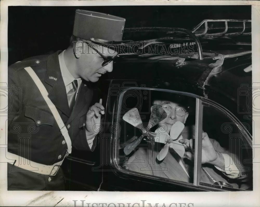 1956 Press Photo Paris Pierre Alidere cab driver &amp; special ventilator for car - Historic Images