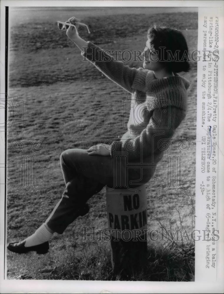 1962 Press Photo Gayle Epner enjoying the nice weather of Pittsburgh - Historic Images