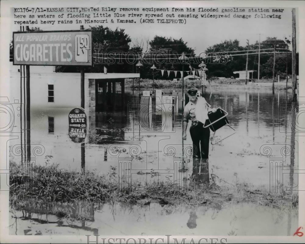 1911 Press Photo Ted Riley as he removes equipment from his flooded gas station - Historic Images