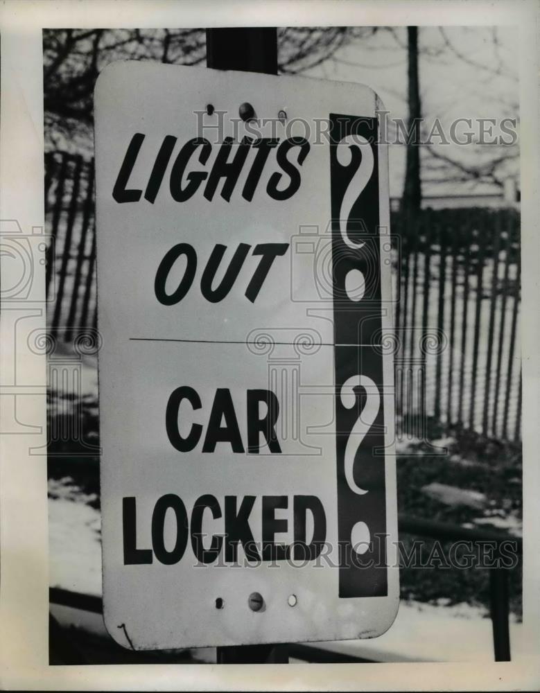 1970 Press Photo Sign reminding drivers to turn lights off &amp; loc cars - Historic Images