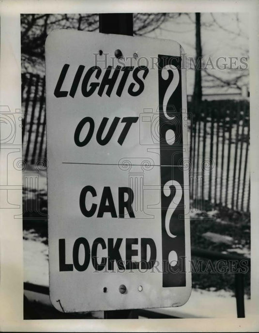 1970 Press Photo Sign reminding drivers to turn lights off & loc cars - Historic Images