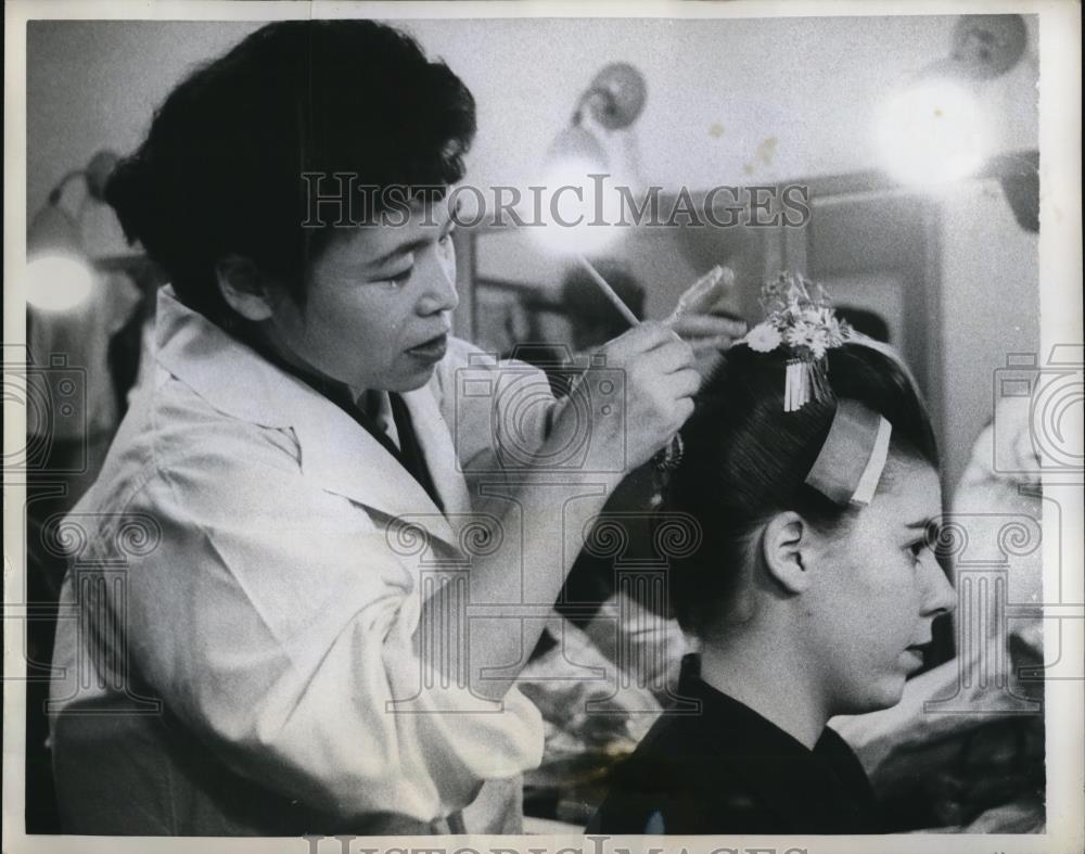 1958 Press Photo the hair dressing nearly complete for her role as Japanese - Historic Images