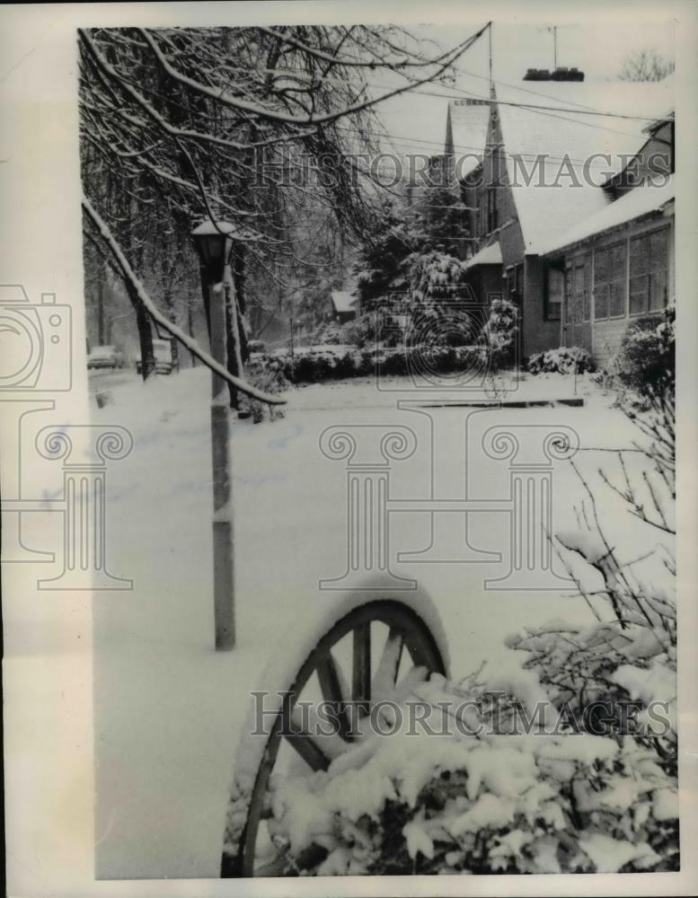 1957 Press Photo Great Neck NY The fresh snow is still free of tracks to mar its - Historic Images