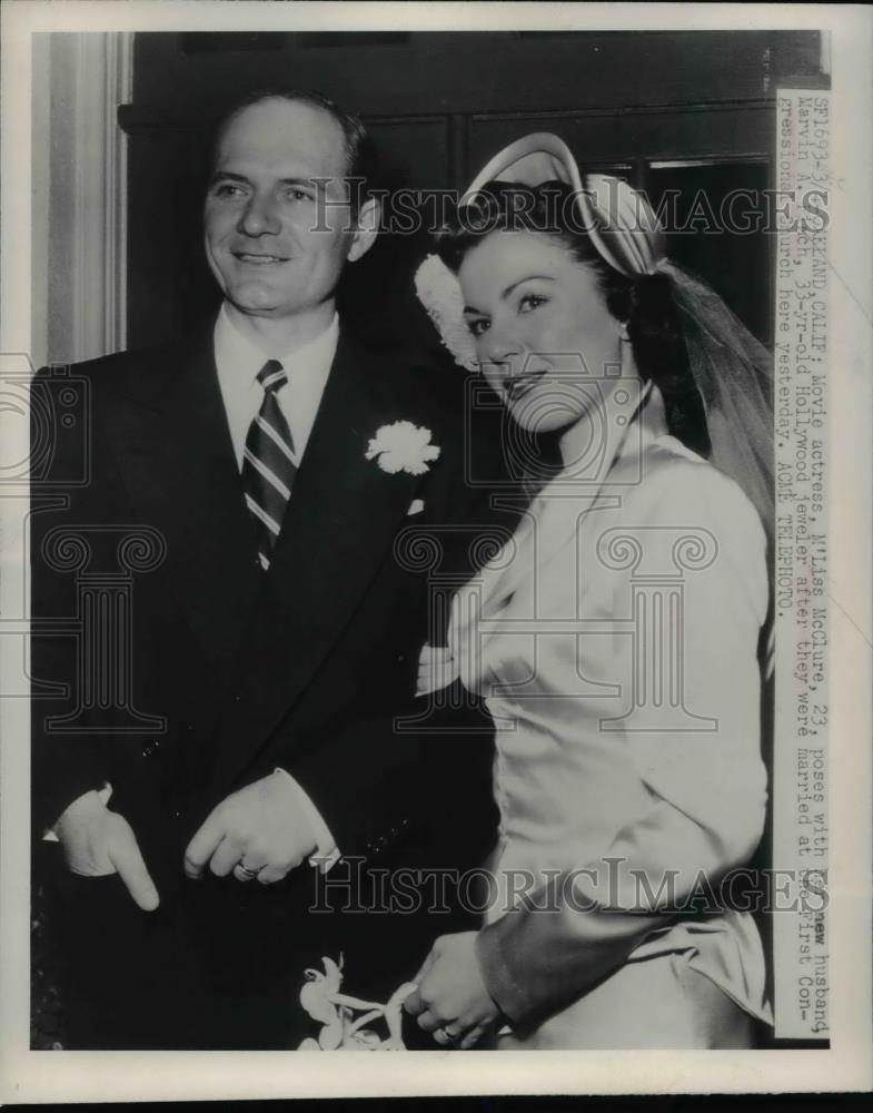 1949 Press Photo Calif. actress M&#39;Liss McClure weds MArvin Kirch - Historic Images