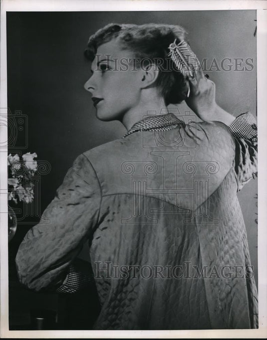 1968 Press Photo Lady showing how to care for your hair - Historic Images