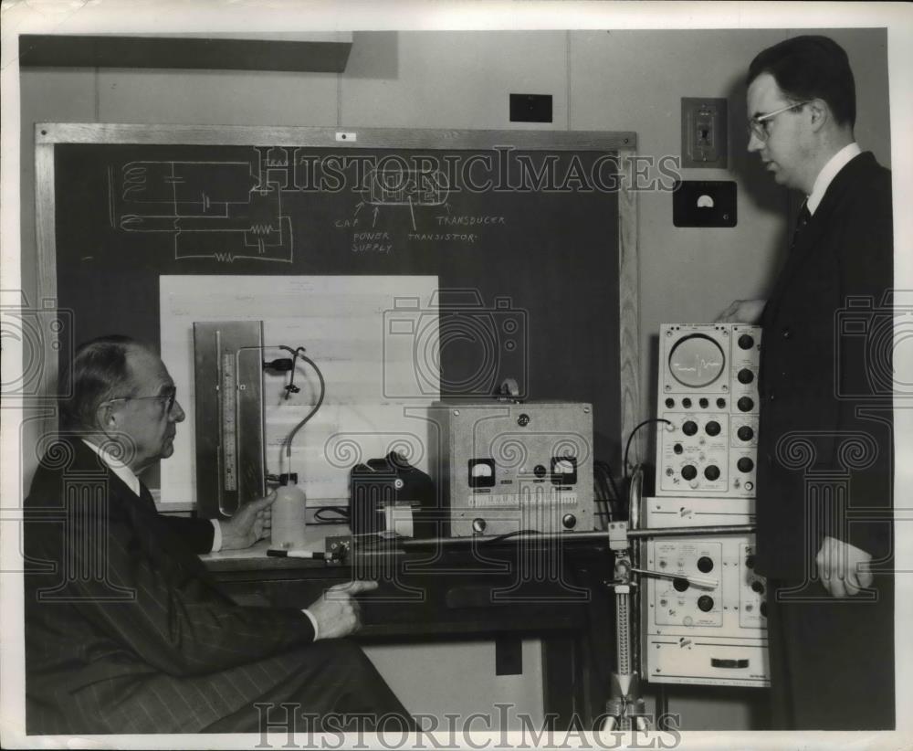 1957 Press Photo Dr Vladimir Zworykin, holds bottle with radio pill - Historic Images