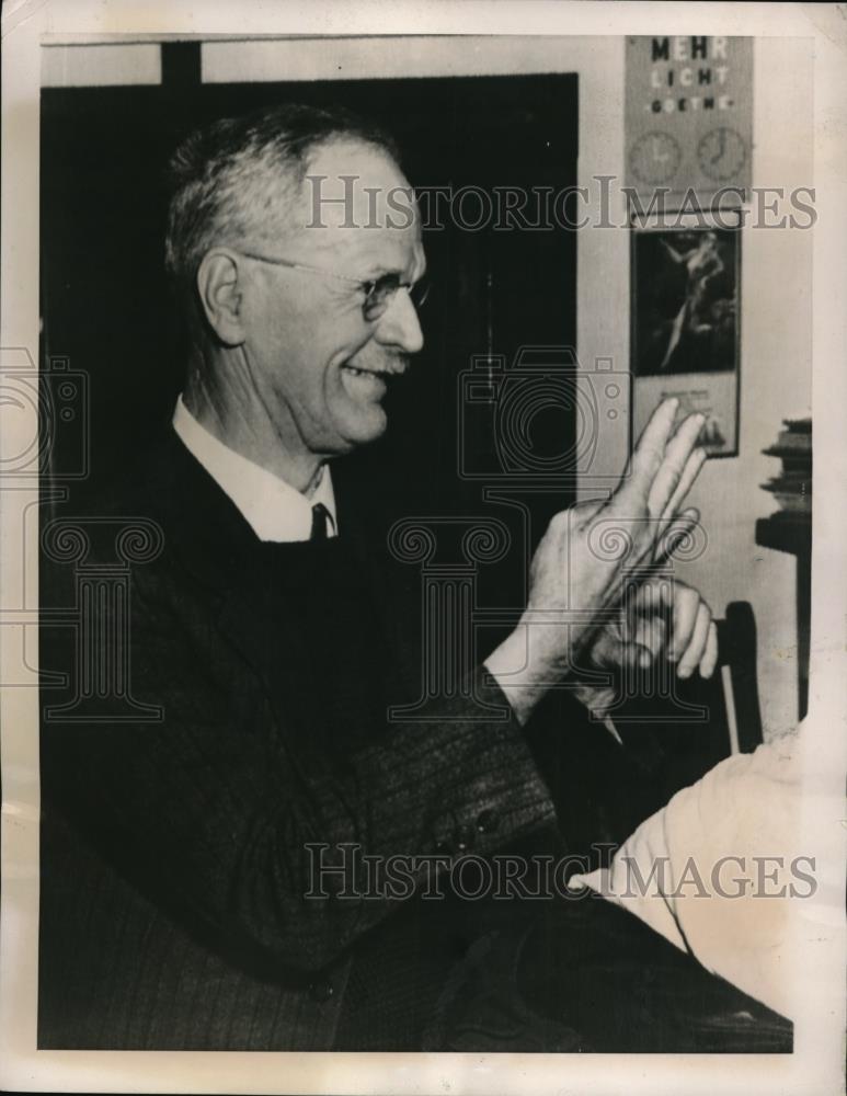 1940 Press Photo Dr. H.J. Shankey counts quadruplets on his fingers - Historic Images