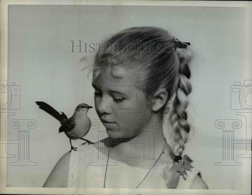 1962 Press Photo Virginia Prescott and Mockingbird Bebe in Fort Lauderdale - Historic Images