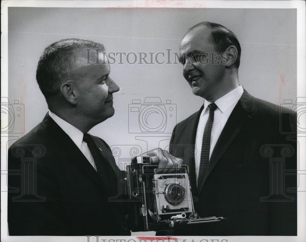 1967 Press Photo Patrolman Edward Morel and Luther M. Dey - Historic Images