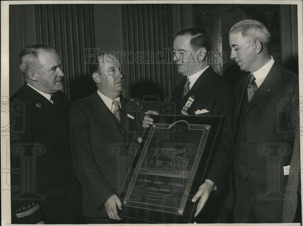 1932 Press Photo Presentation of the Plaque at the US Chamber of Commerce - Historic Images