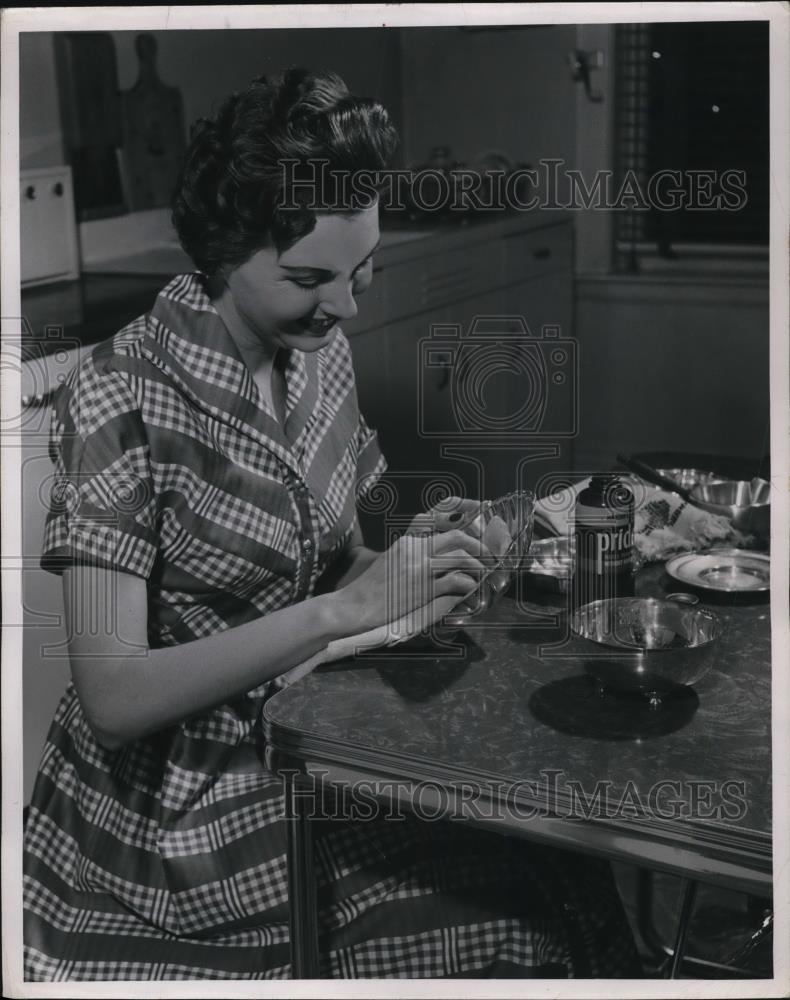 1955 Press Photo A homemaker cleaning her silver serving pieces - Historic Images