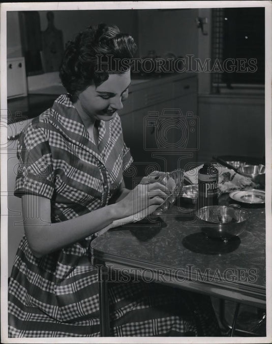 1955 Press Photo A homemaker cleaning her silver serving pieces - Historic Images
