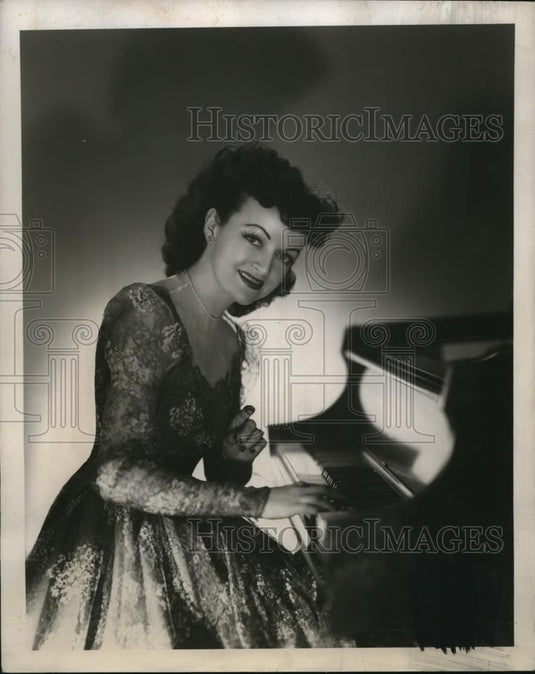 1947 Press Photo Dardanelle Breckenridge Playing the Piano - Historic Images