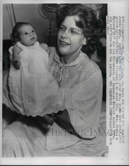 1960 Press Photo of Mrs. David Steel 40 holding up her 13 day old daughter - Historic Images