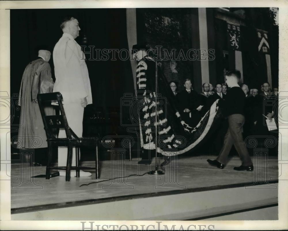 1941 Press Photo Viscount Halifax as he arrives on the stage at Sever Quadrangle - Historic Images