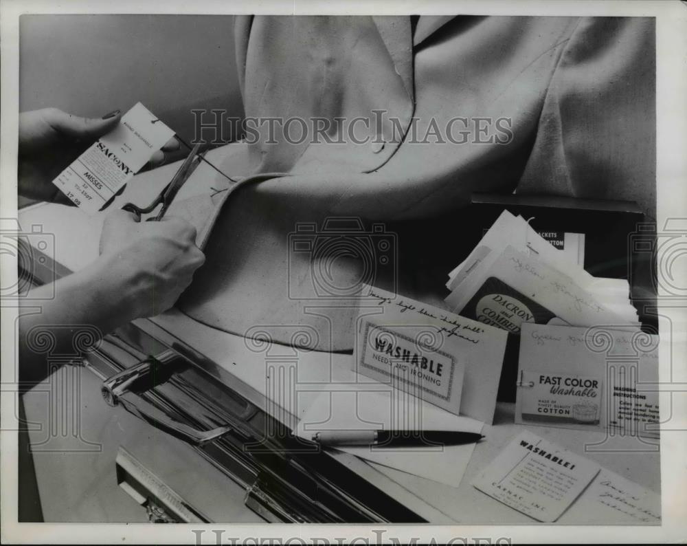 1958 Press Photo The tag instructions in the washable wardrobe - Historic Images