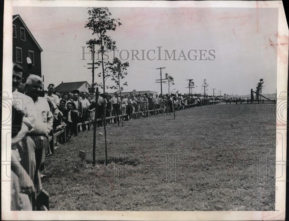 1945 Press Photo Woodridge NJ Wright Aeronautical Corp workers line up for pay - Historic Images