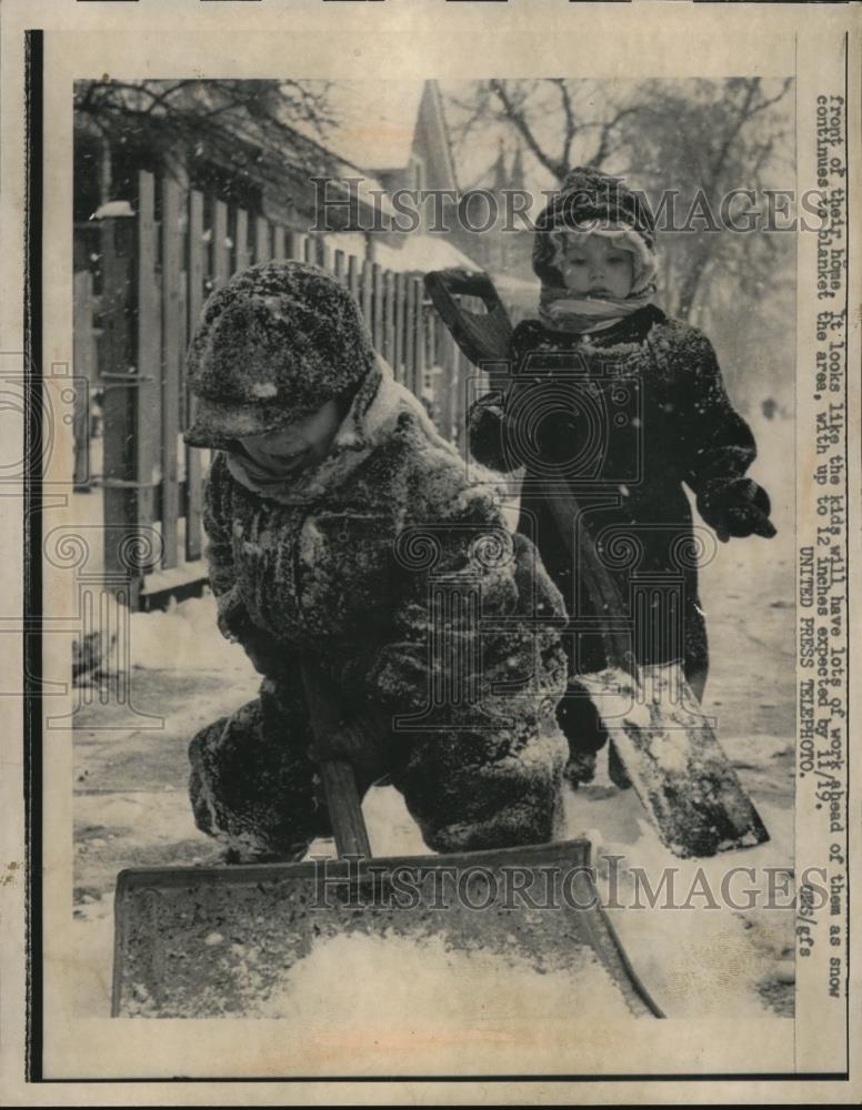 1957 Press Photo Kids standing on a snow blanket of up to 12 inches - Historic Images