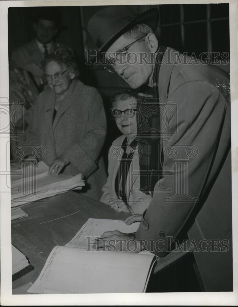 1954 Press Photo Frederick Elder, an early poll voter - Historic Images