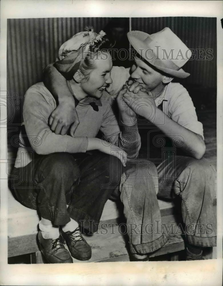 1943 Press Photo Two third shift workers find a moment to spend with one another - Historic Images