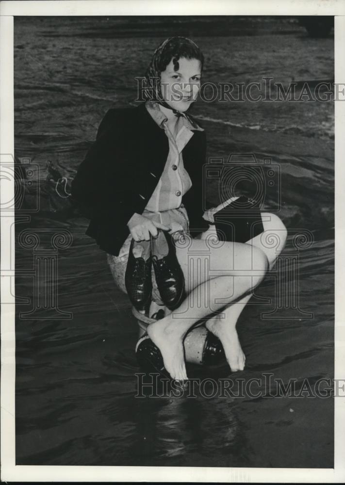 1941 Press Photo Peggy Snell awaits for the rescuers - Historic Images