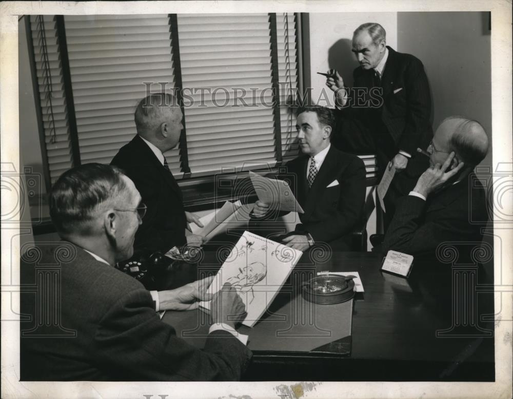 1944 Press Photo Paul Oson making an sketch during a sales conference - Historic Images