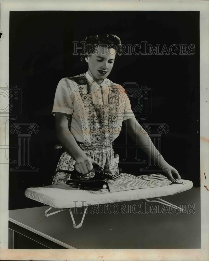 1953 Press Photo The folding ironing board designed for apartments and hotels - Historic Images