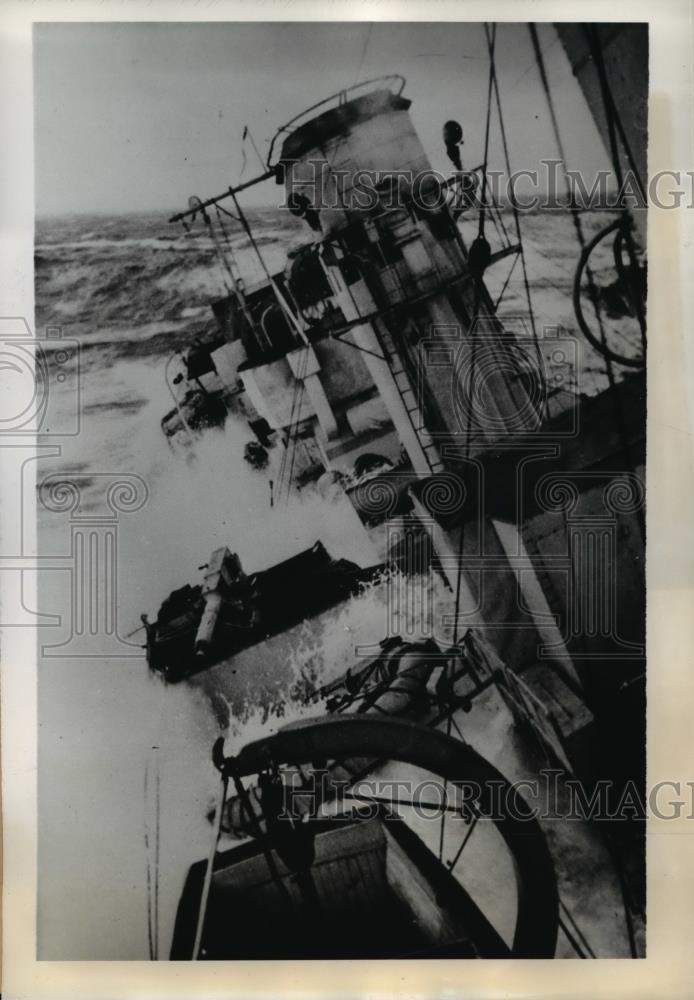 1942 Press Photo Sailors pays tributes to lost mate. - Historic Images