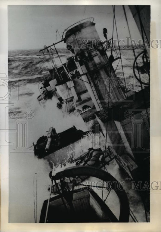 1942 Press Photo Sailors pays tributes to lost mate. - Historic Images