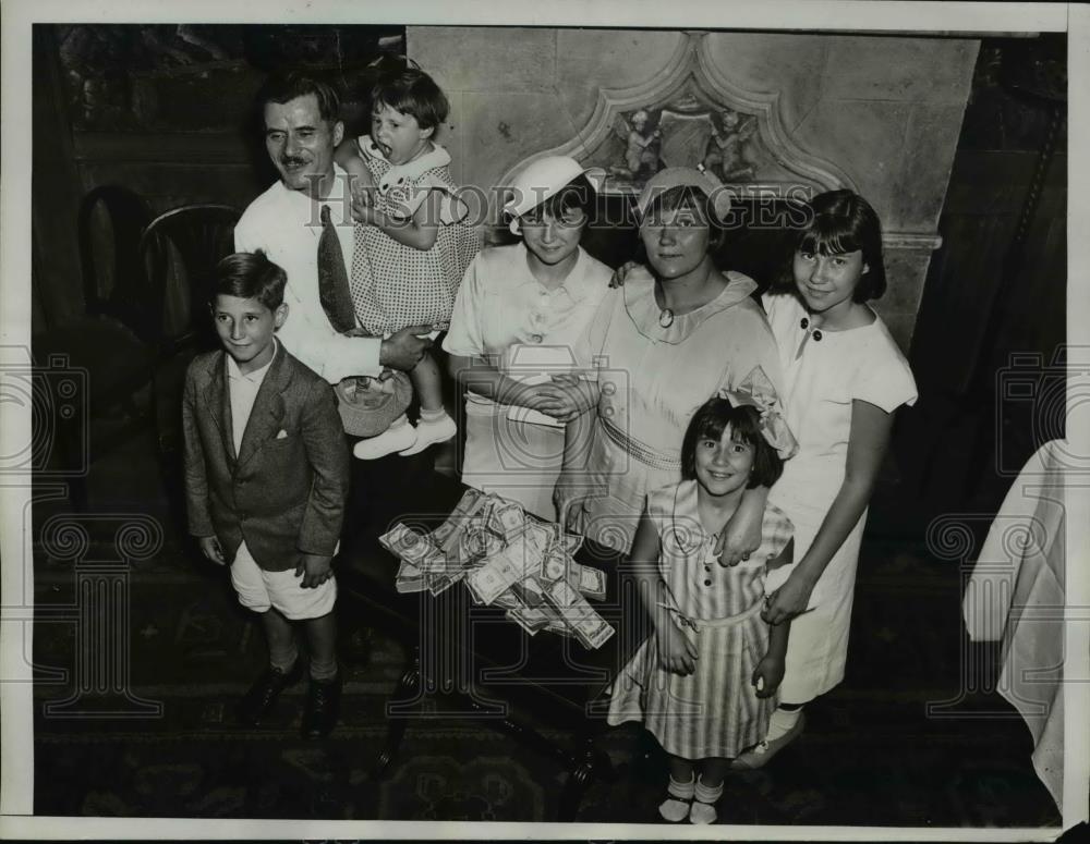 1934 Press Photo Mrs. Norma Petros with her family at the Park Central Hotel - Historic Images