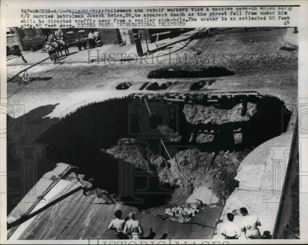 1959 Press Photo Philadelphia Police and repair workers view massive cave in - Historic Images