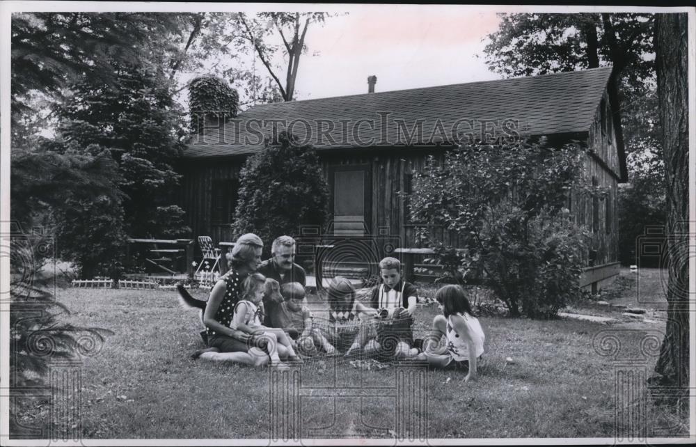 Press Photo Mr. and Mrs. Earl Uhr &amp; their children in front Rainbow drive home - Historic Images