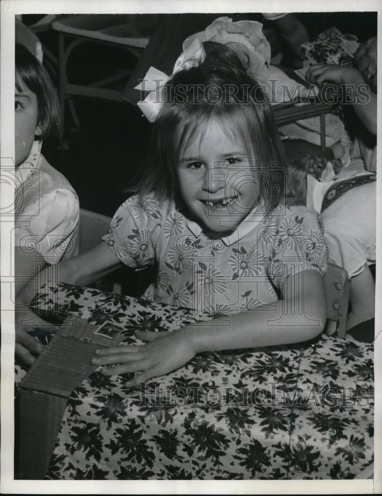 1946 Press Photo Mary Cripss at Christmas Party for orphans in Mount Loretto - Historic Images
