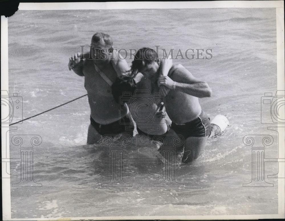 1937 Press Photo Oscar Williams Carried From Surf by Lou Neves &amp; Erle Bacon - Historic Images