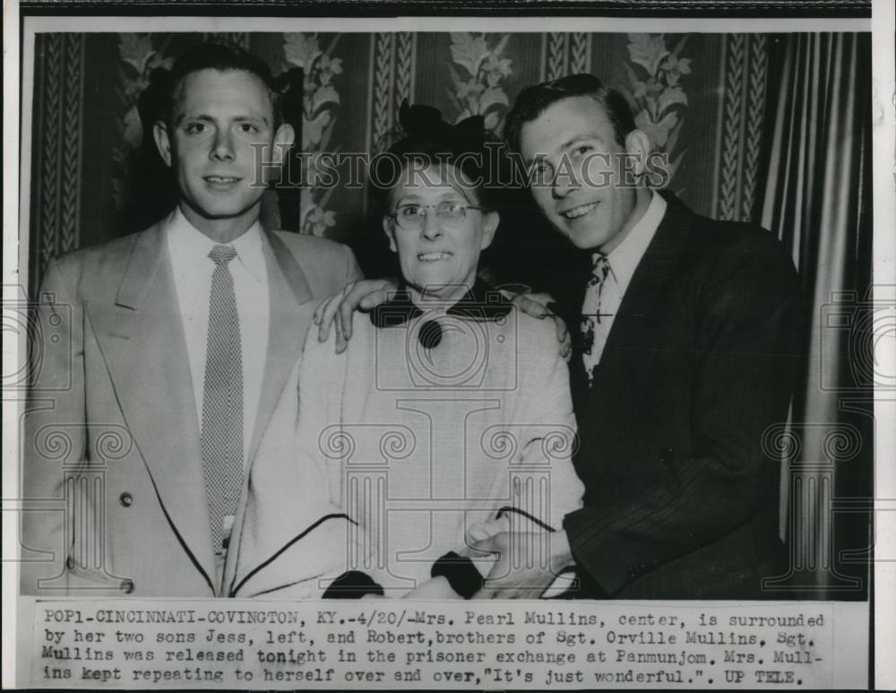 1953 Press Photo Mrs. Pearl, is surrounded by her two sons Jess and Robert, - Historic Images