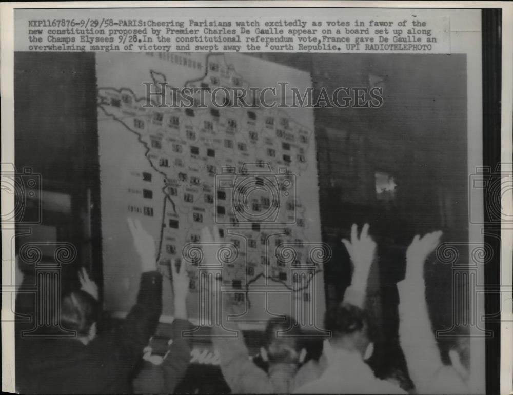 1958 Press Photo Parisians cheers after the election results - Historic Images