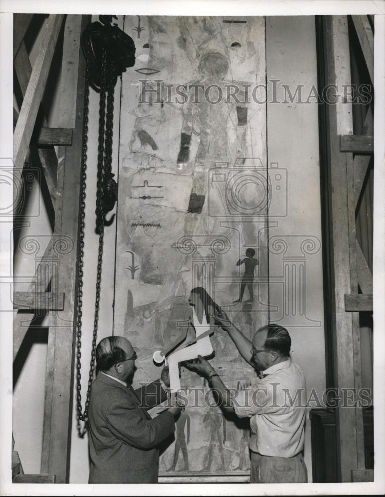 1955 Press Photo Pinbas Delougaz,Curator,and Robert Hanson,Peparator of Museum - Historic Images